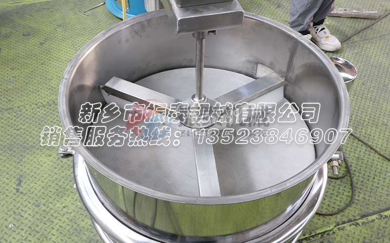 强制振动筛也叫强制旋振筛，是一种新型筛分设备。强制式不锈钢振动筛安装了不锈钢刮板（或刷子），以加强振动筛的自清洁功能。